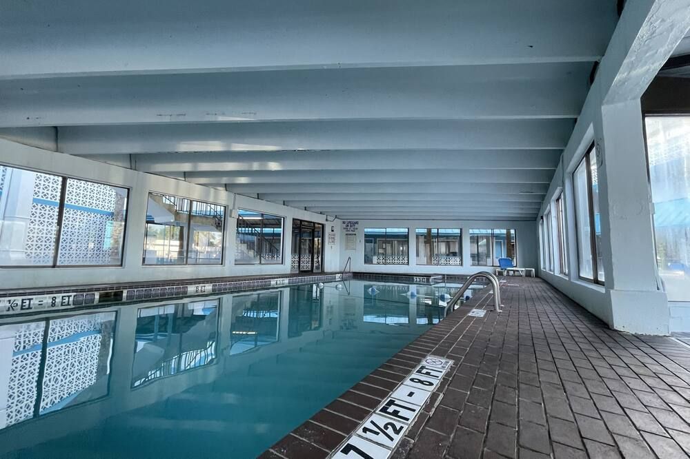 حوض السباحة