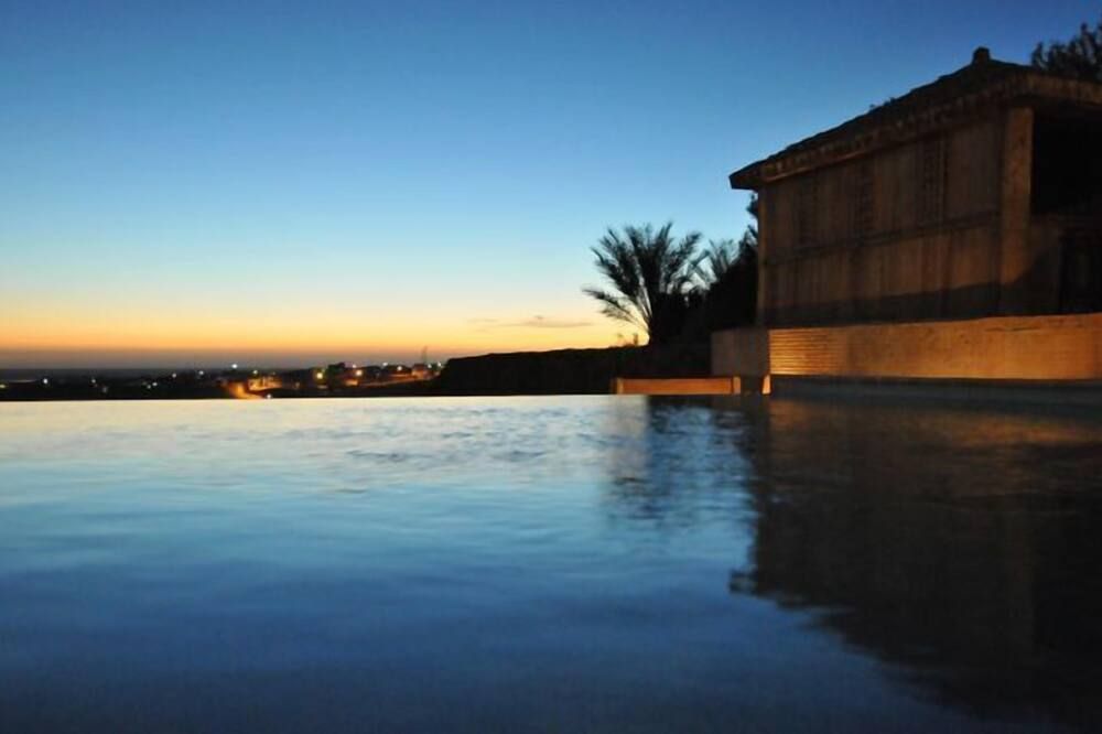 حوض السباحة