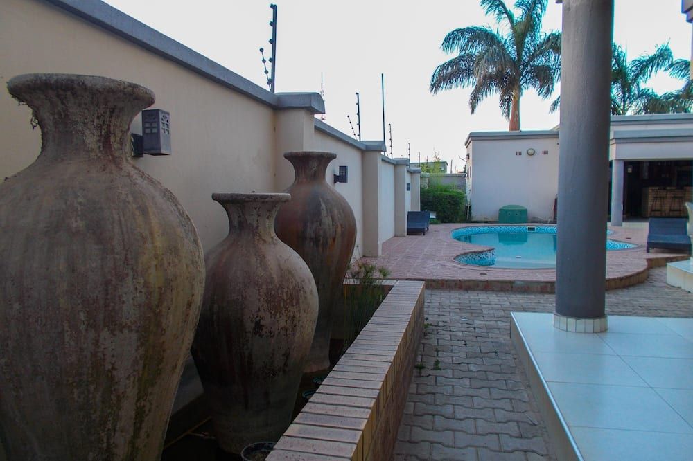 حوض السباحة