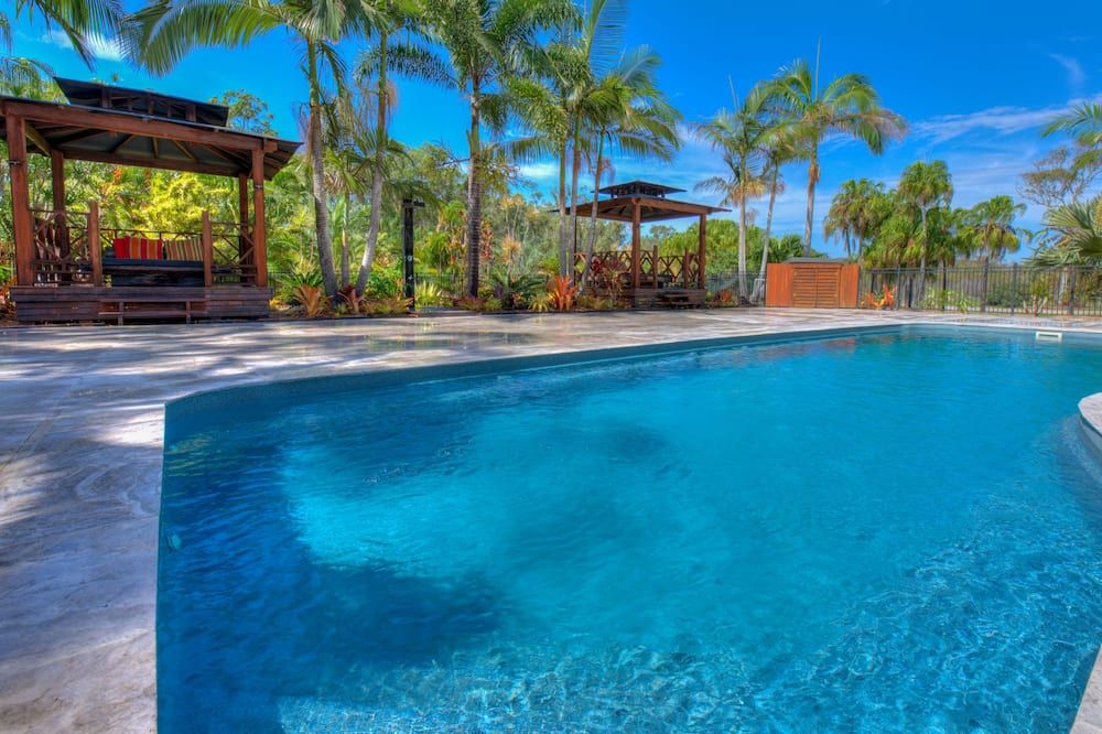 حوض السباحة