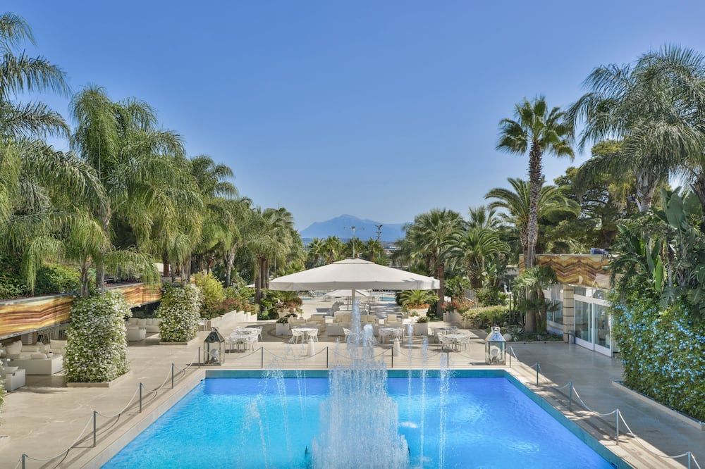 حوض السباحة