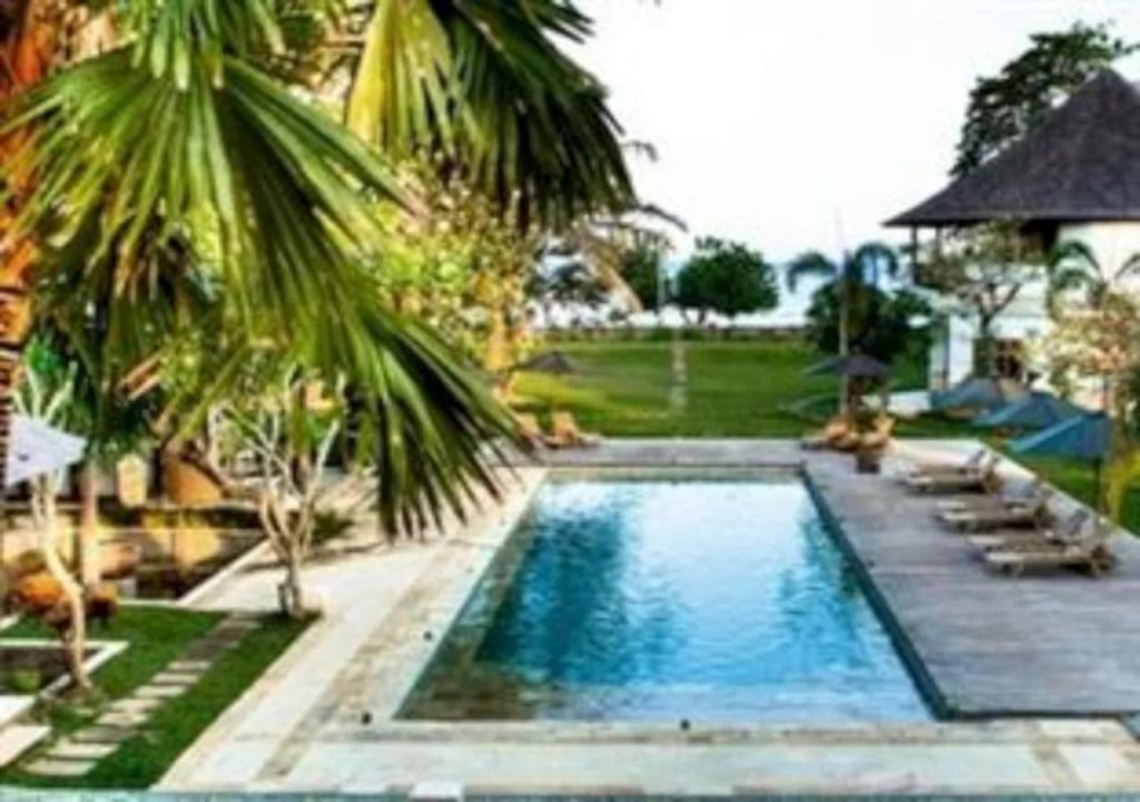 حوض السباحة