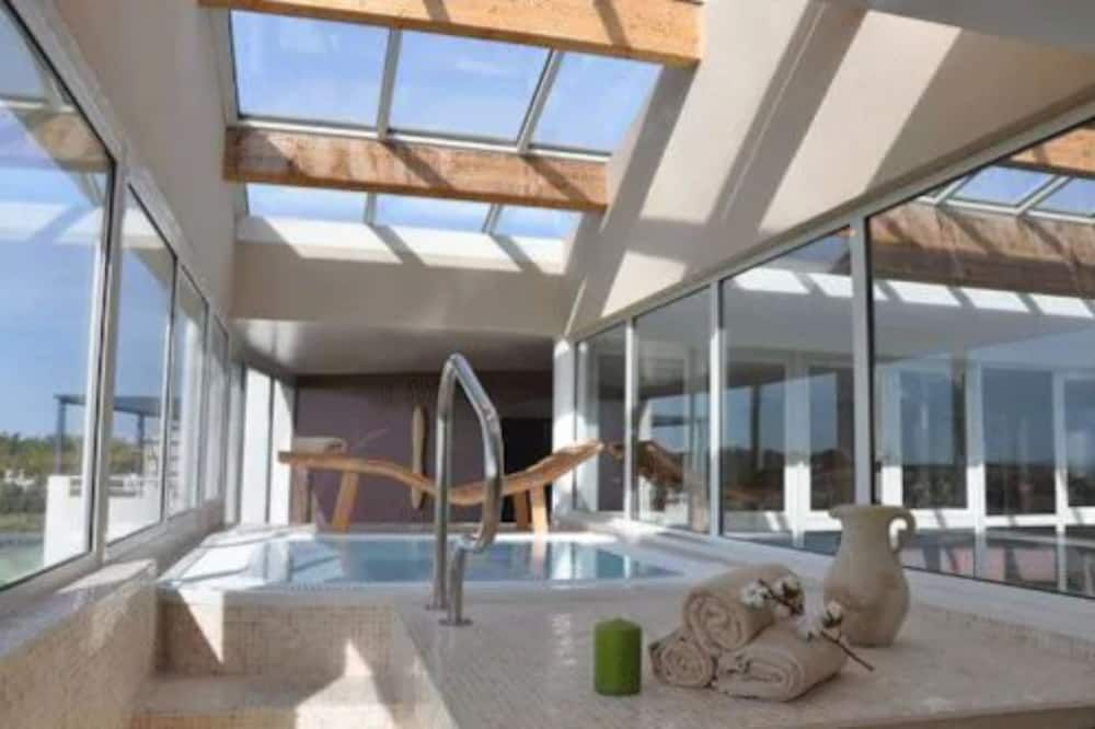 حوض السباحة