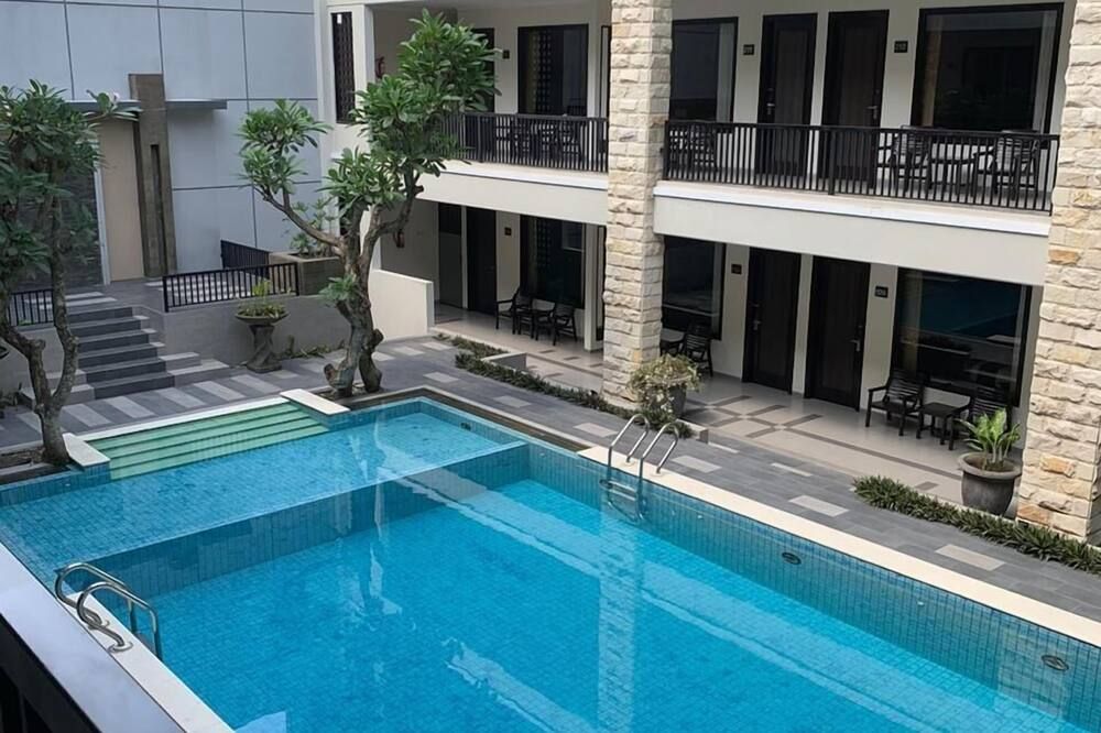 حوض السباحة