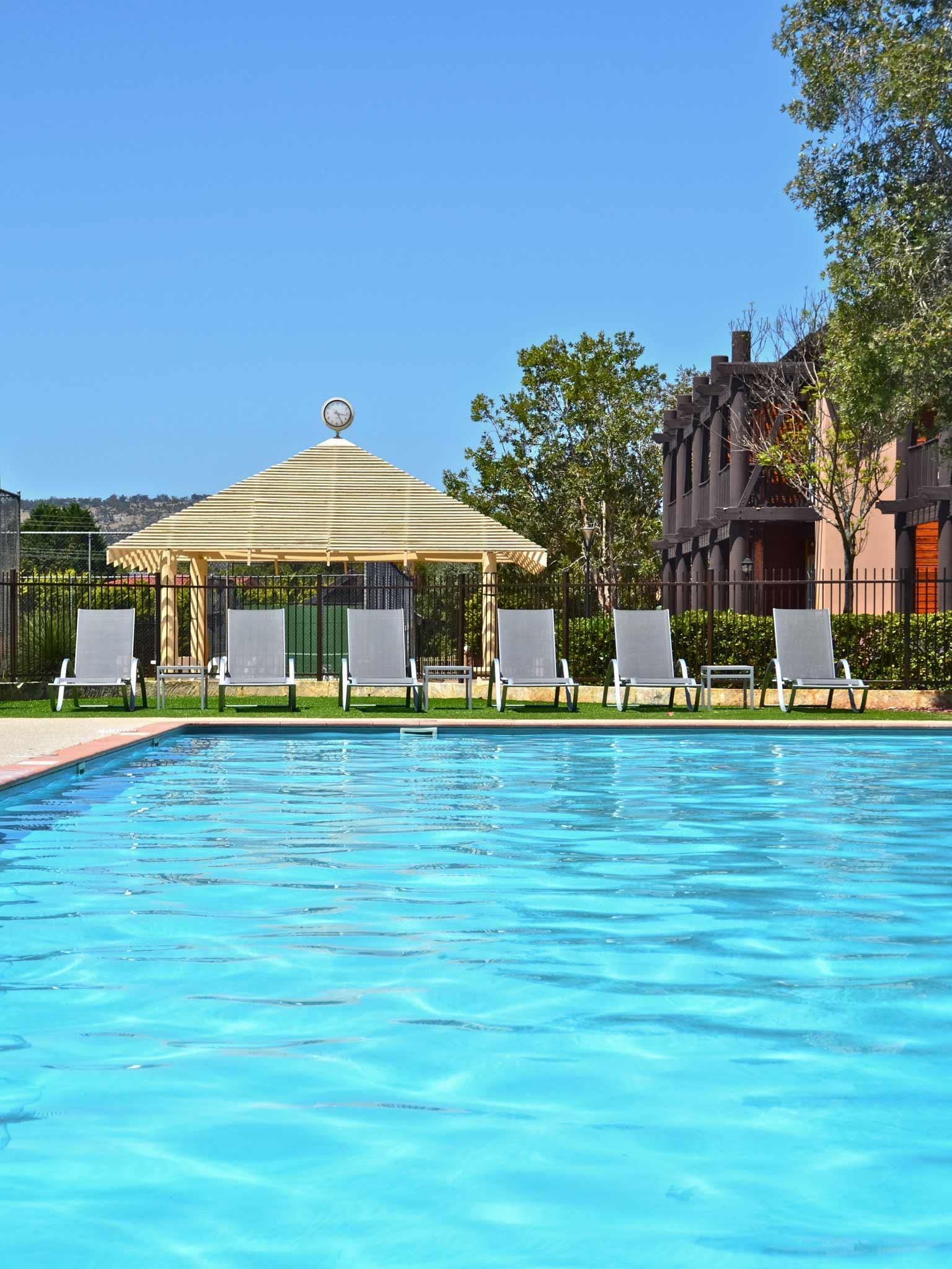 حوض السباحة