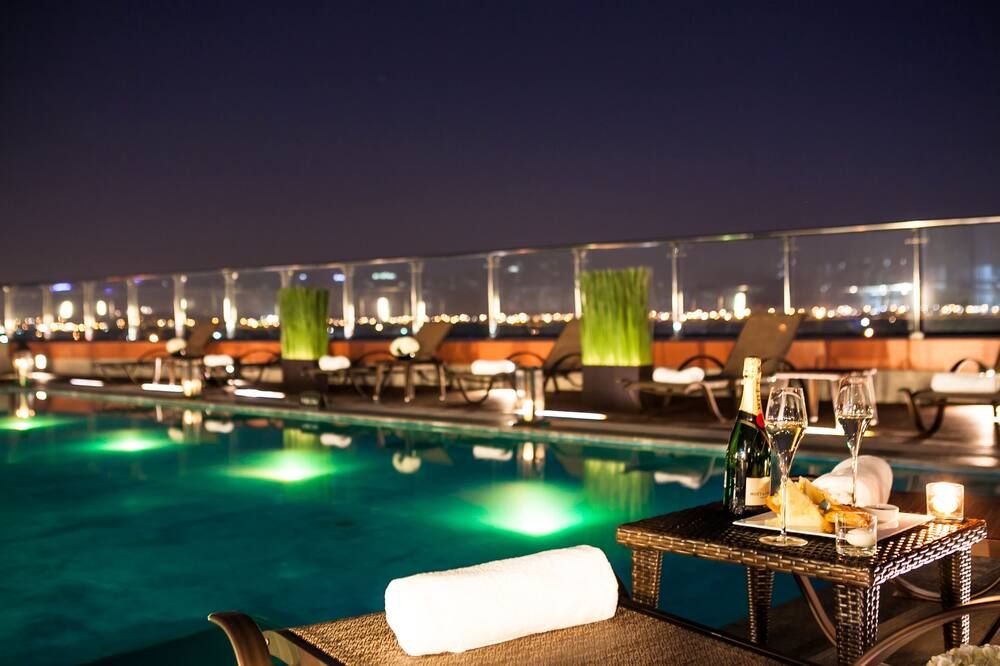 حوض السباحة