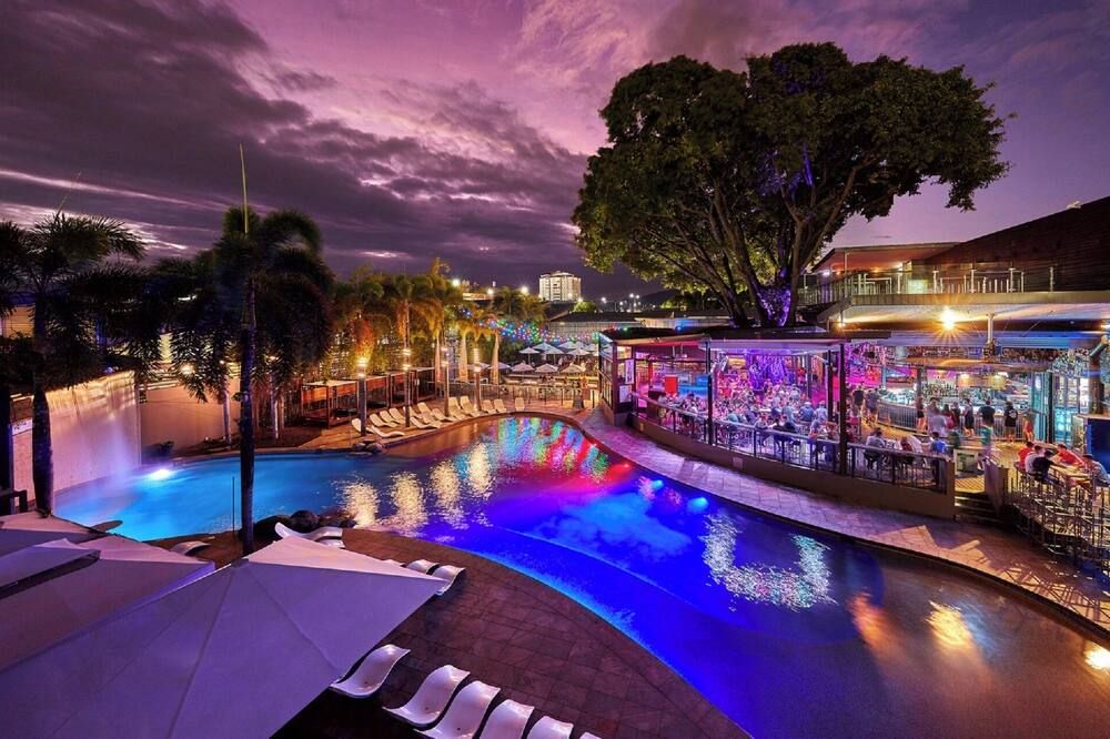 حوض السباحة