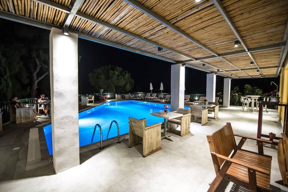 حوض السباحة