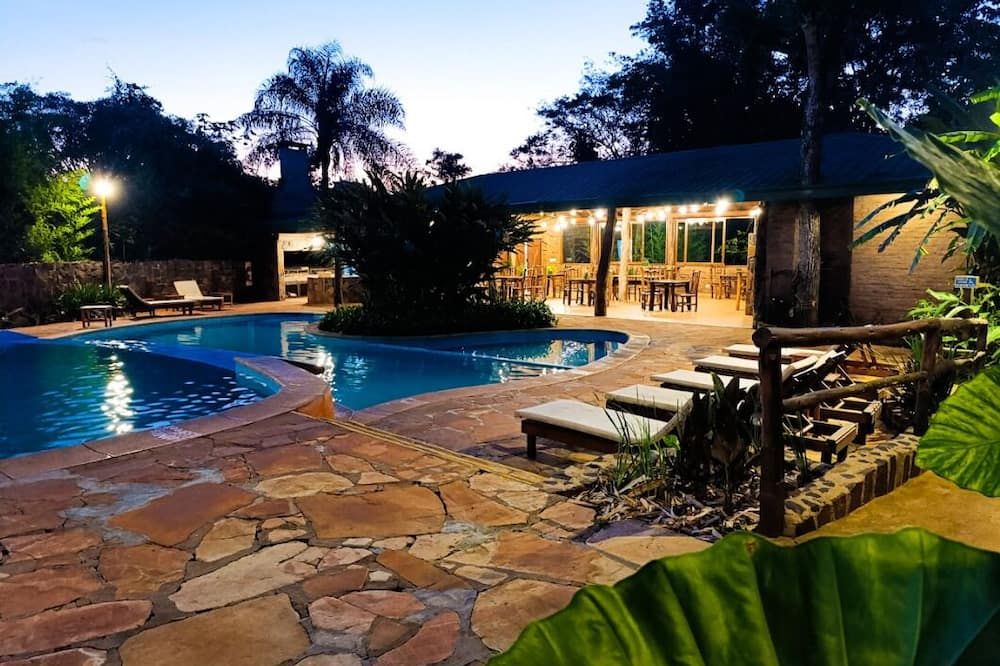 حوض السباحة