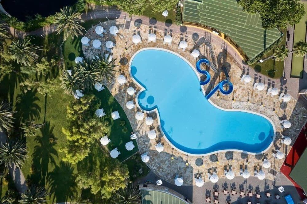 حوض السباحة