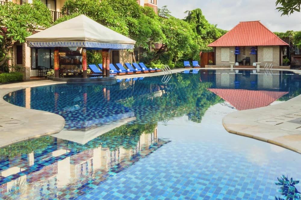 حوض السباحة