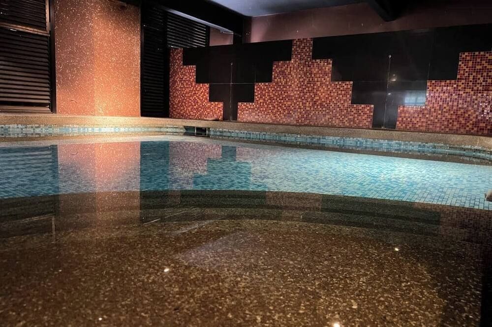 حوض السباحة