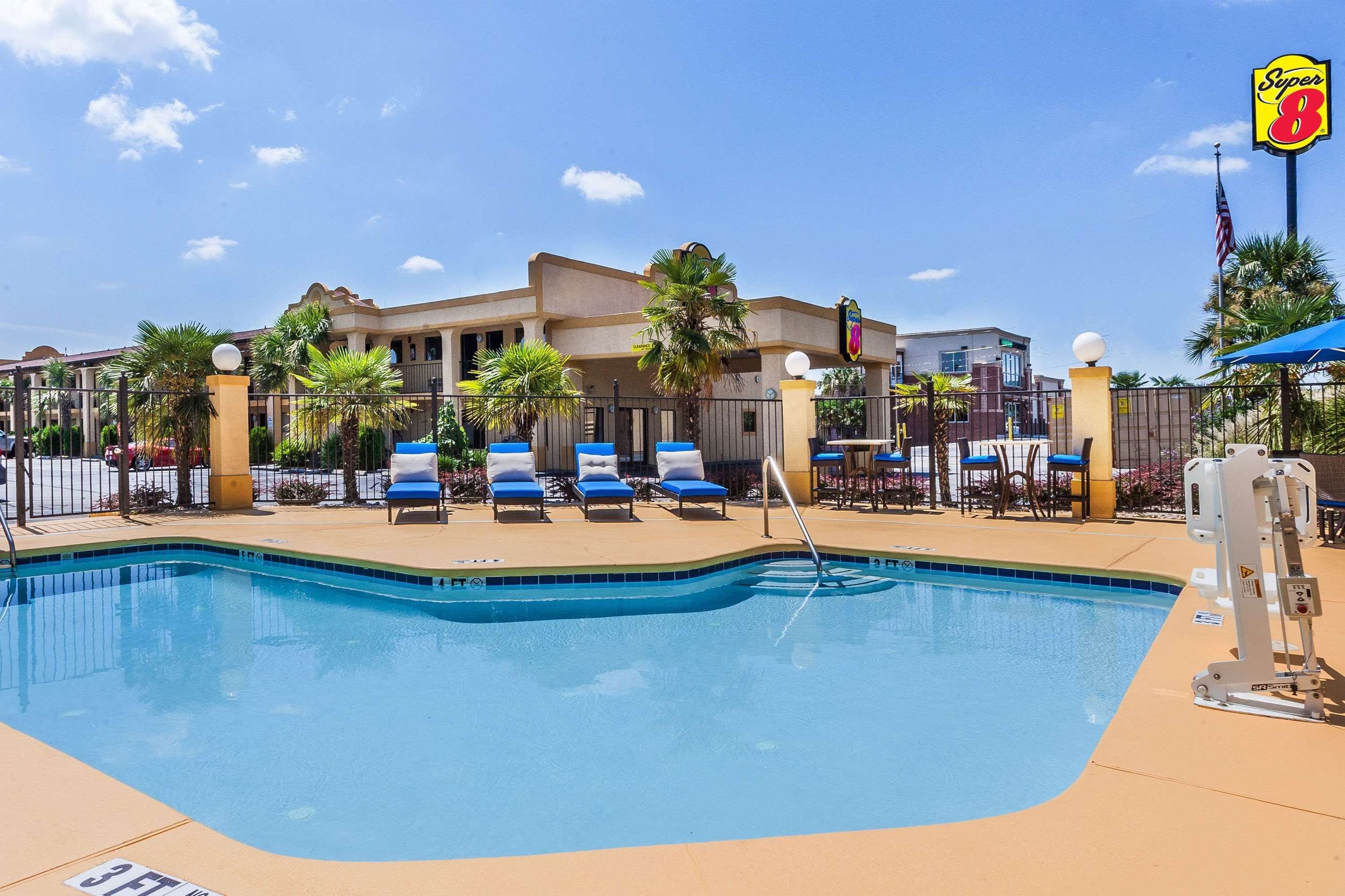 حوض السباحة