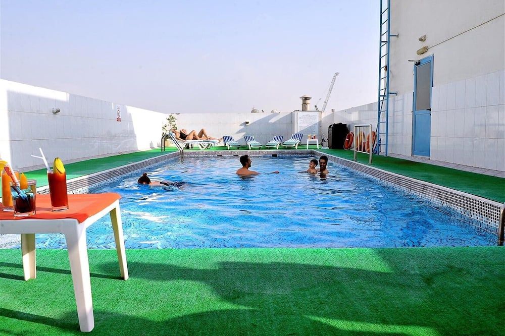 حوض السباحة