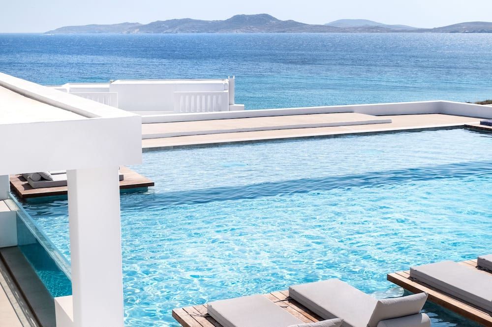 حوض السباحة