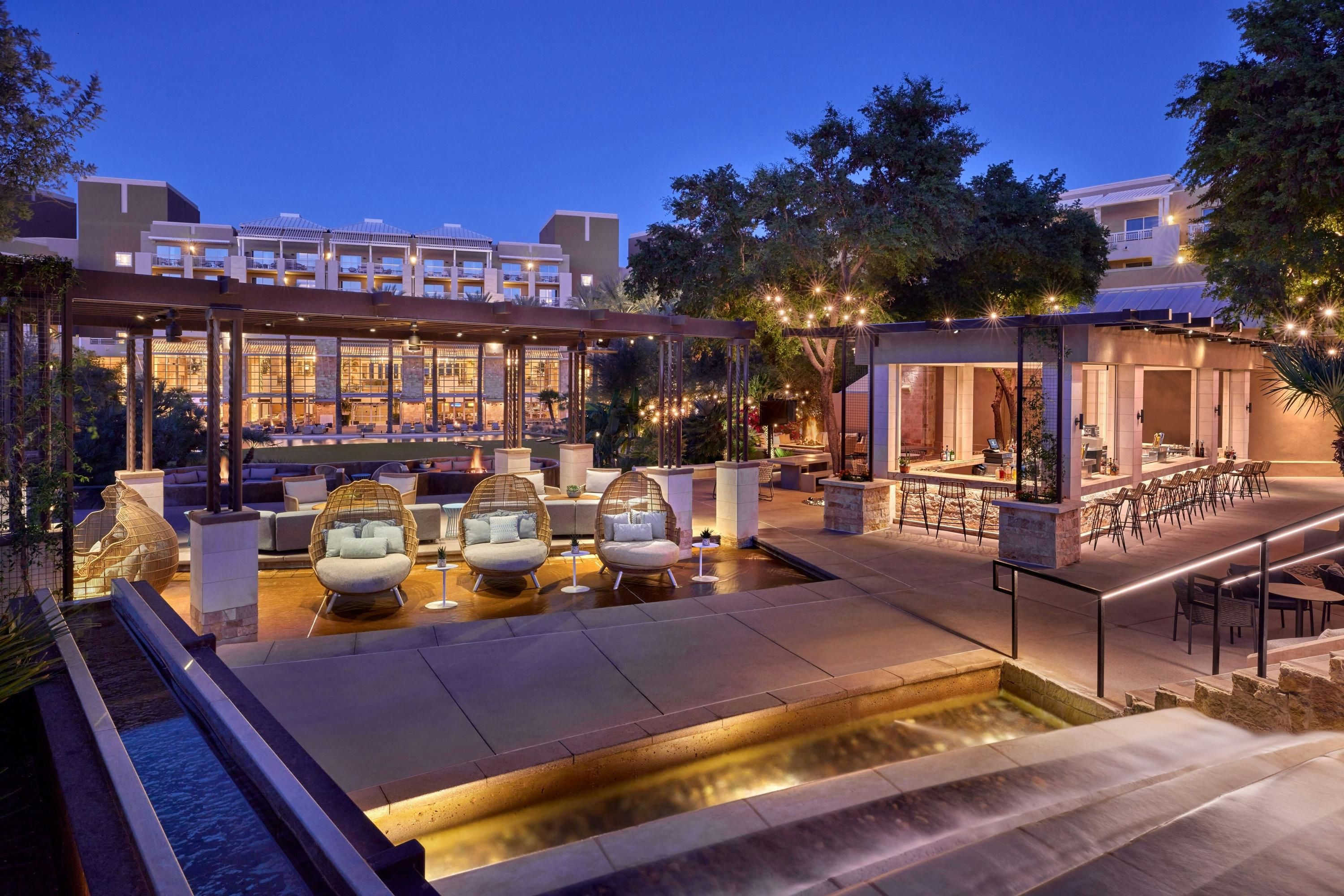 حوض السباحة