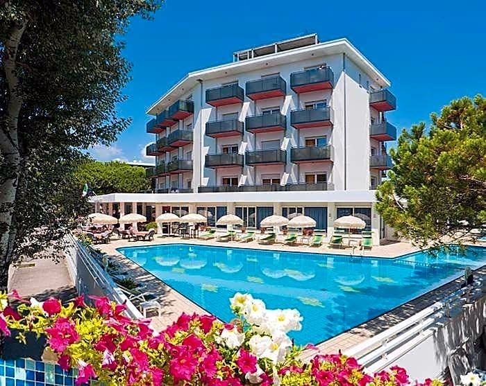 حوض السباحة صورة