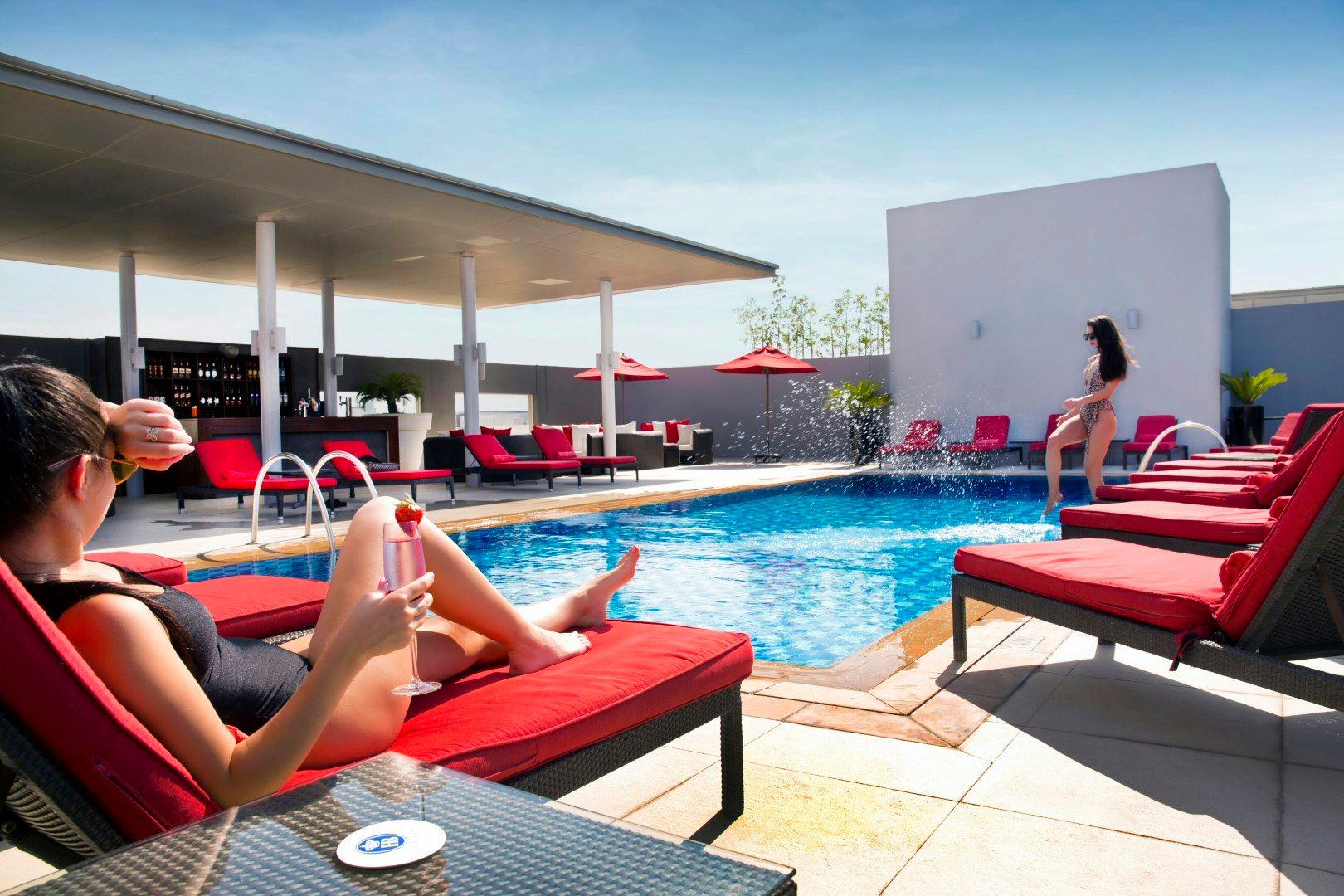 حوض السباحة