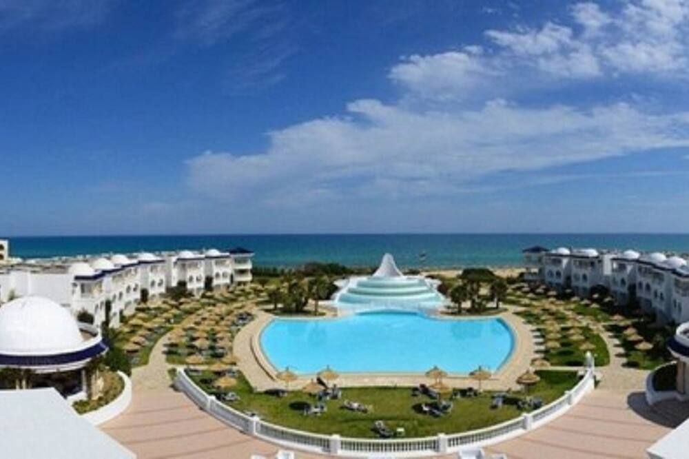 حوض السباحة