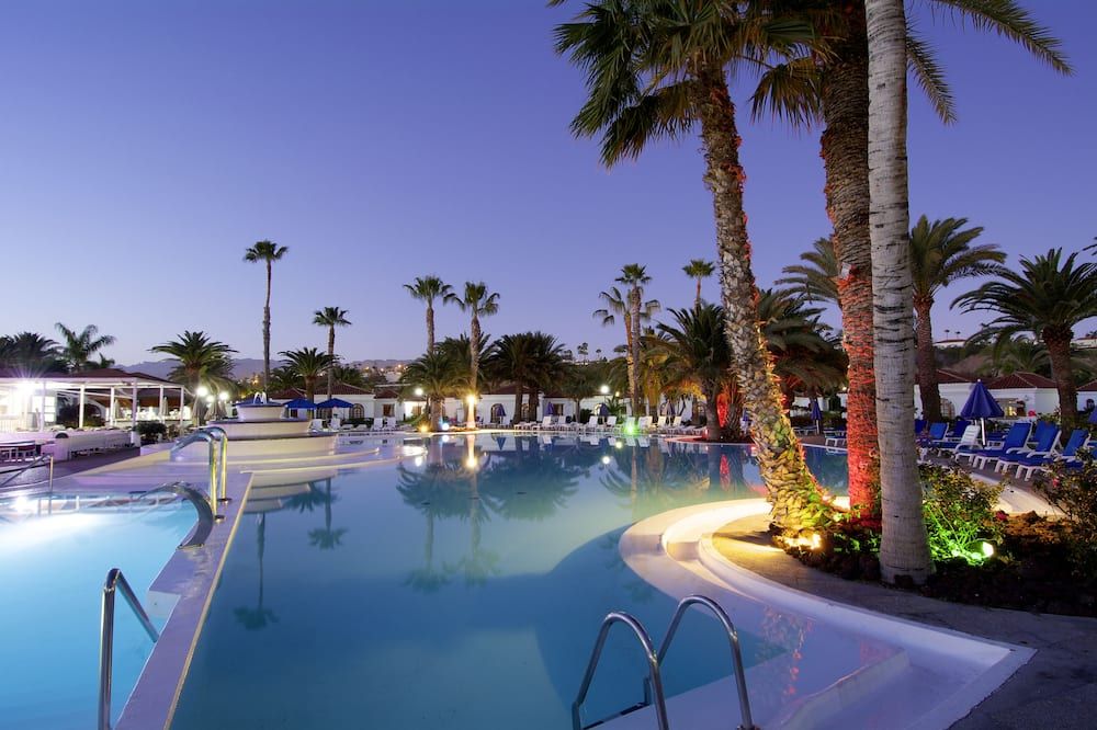 حوض السباحة