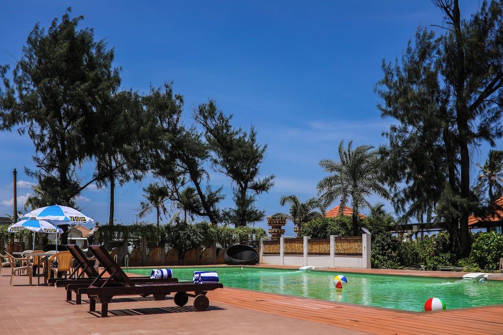 حوض السباحة