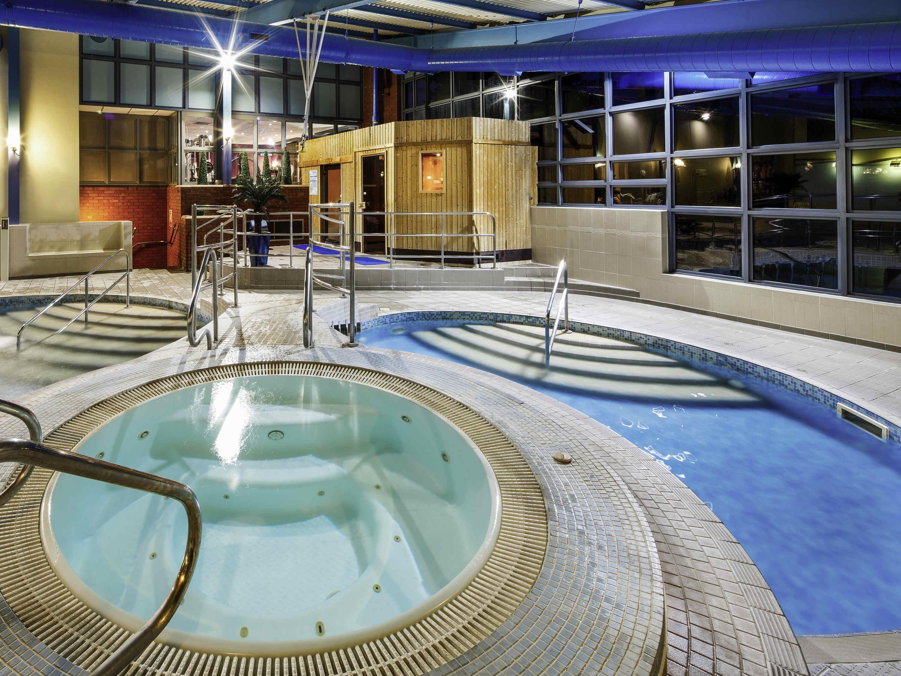 حوض السباحة