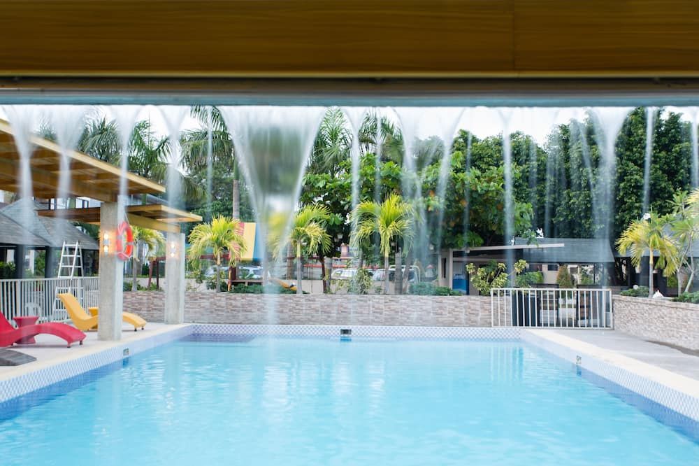 حوض السباحة