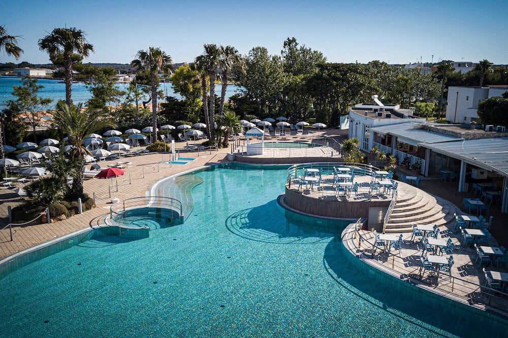 حوض السباحة