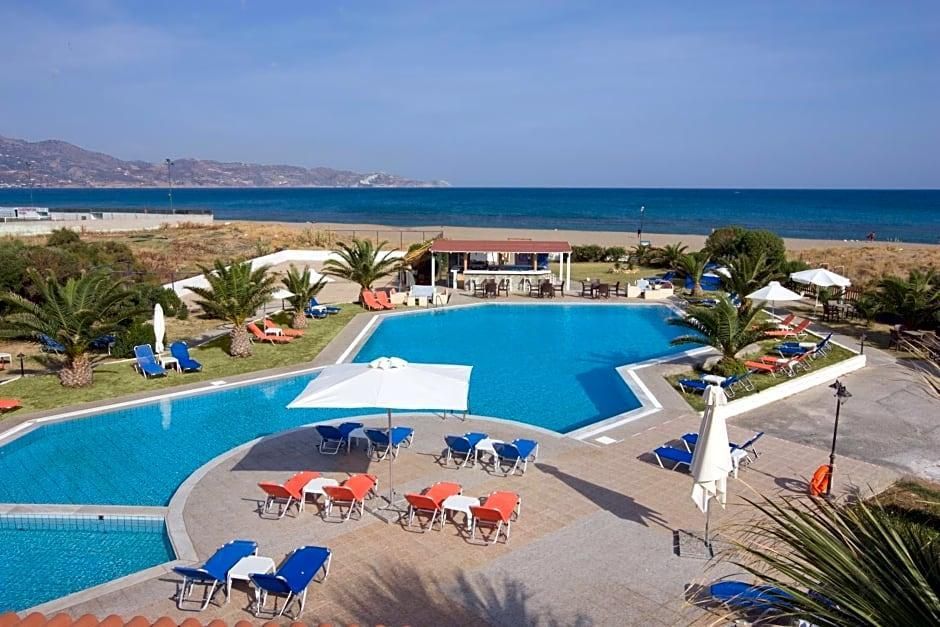 حوض السباحة