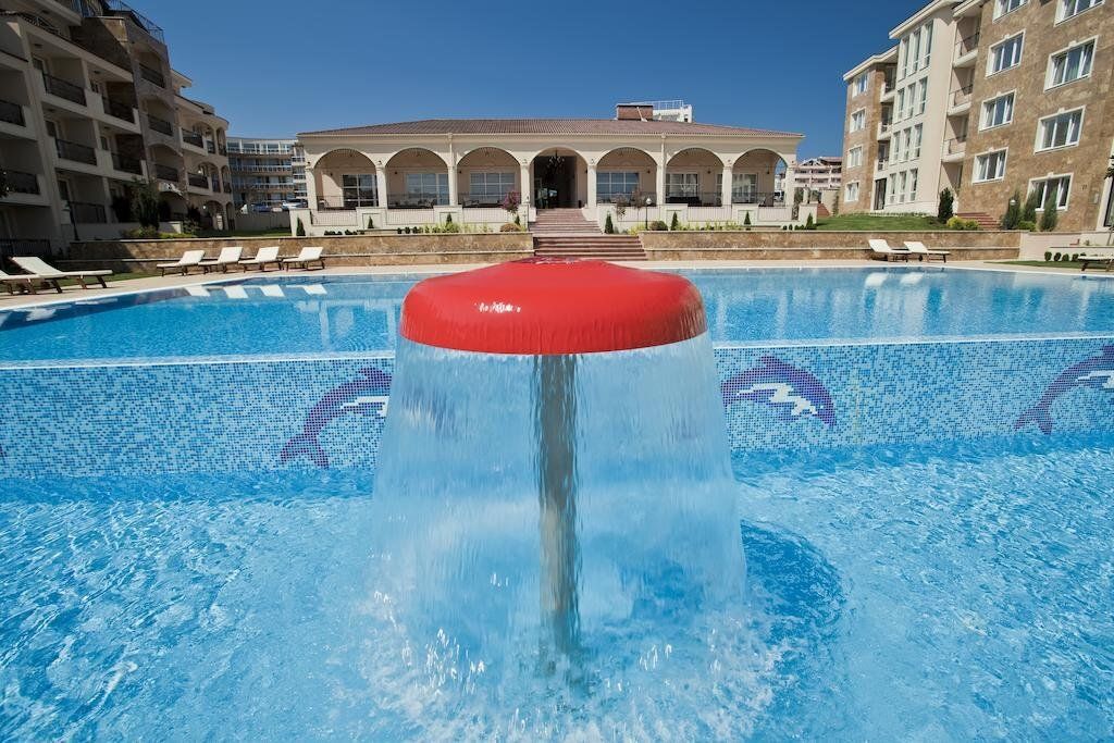 حوض السباحة