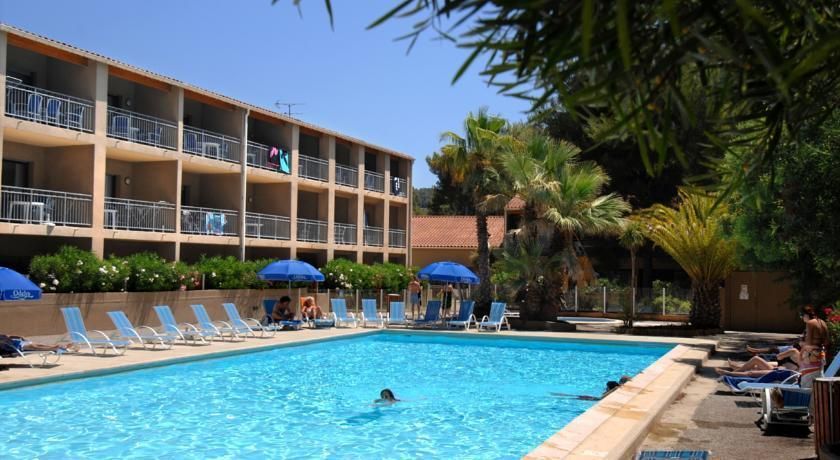 حوض السباحة