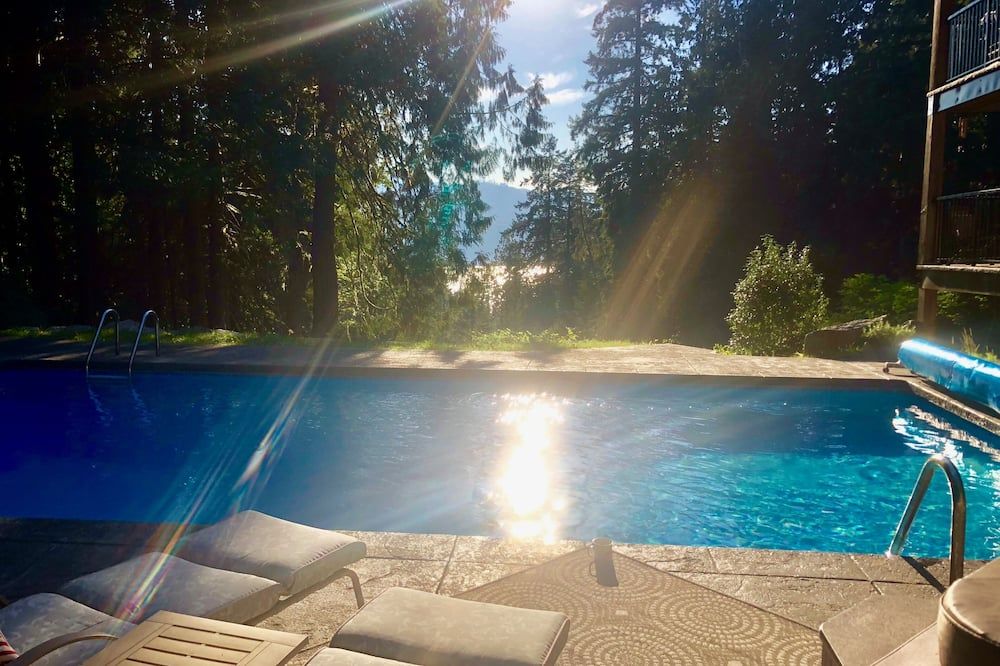 حوض السباحة