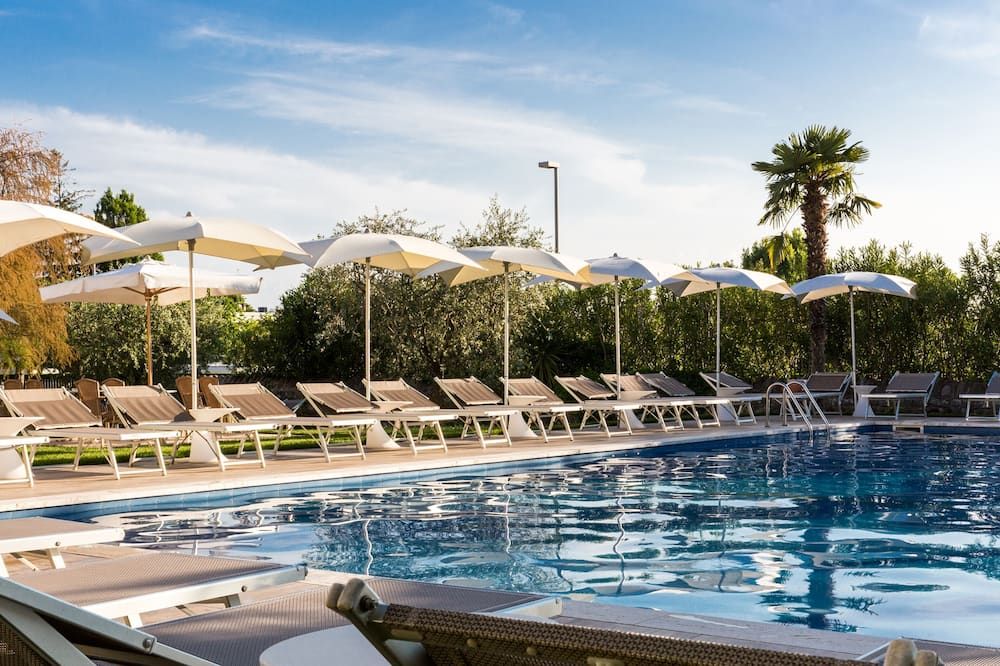 حوض السباحة