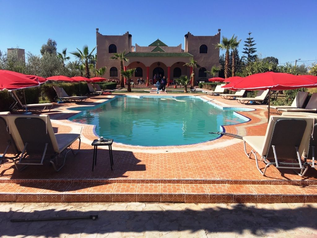 حوض السباحة