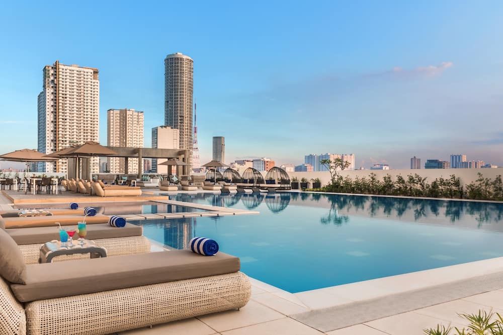 حوض السباحة