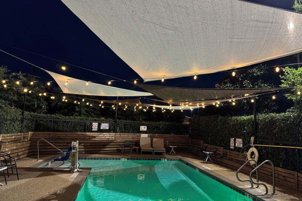 حوض السباحة