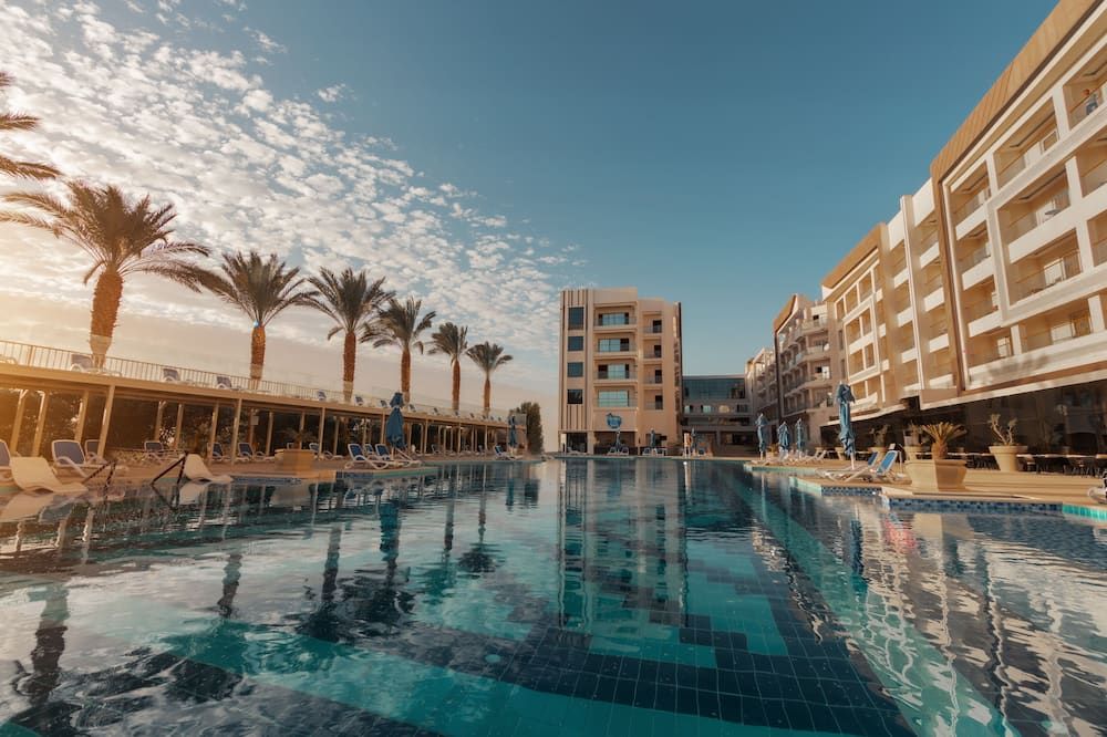 حوض السباحة