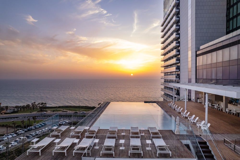 حوض السباحة