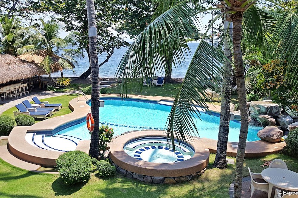 حوض السباحة