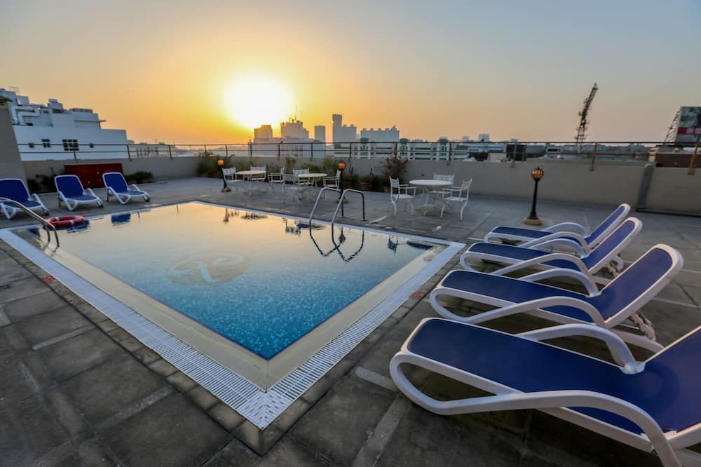 حوض السباحة