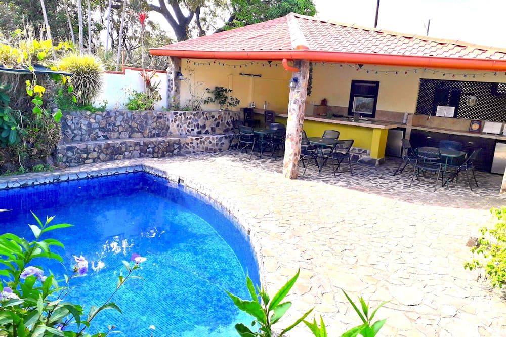 حوض السباحة