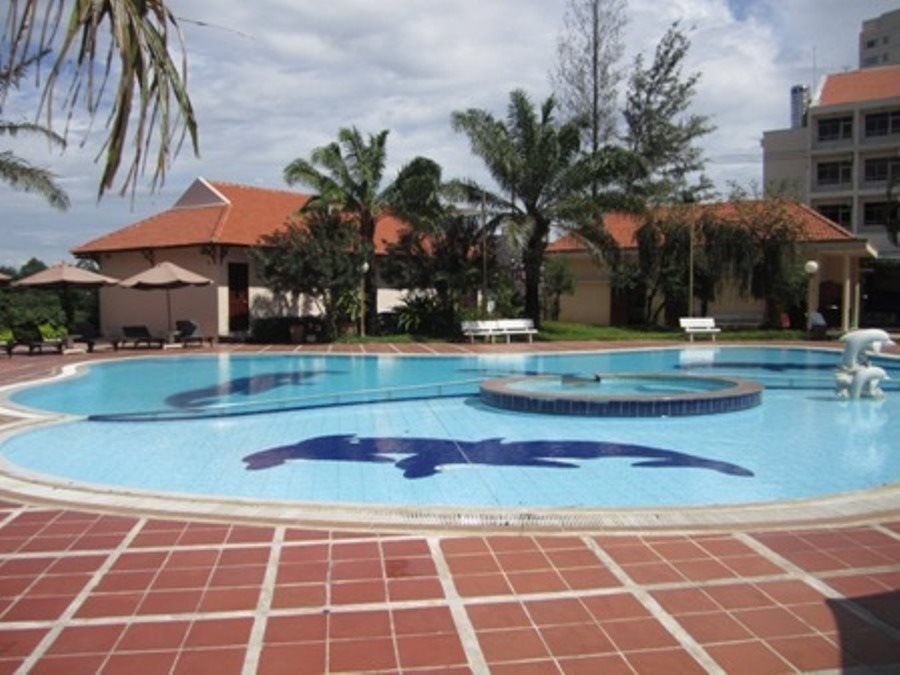 حوض السباحة