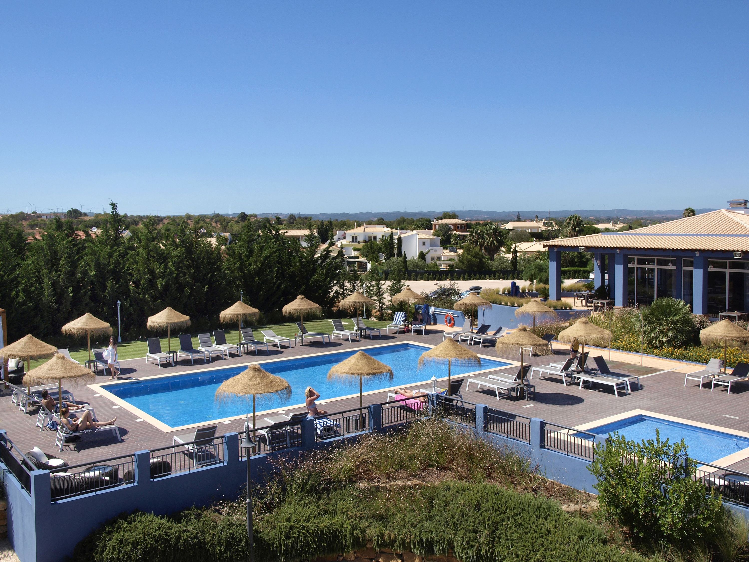 حوض السباحة