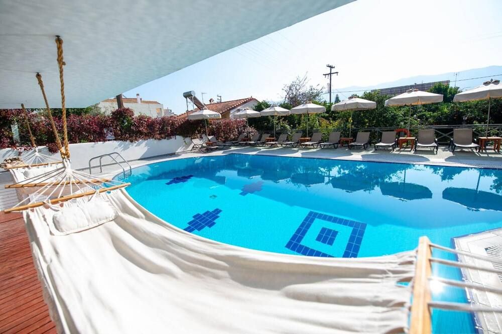 حوض السباحة