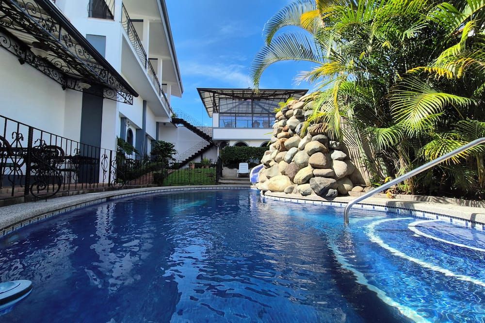 حوض السباحة صورة