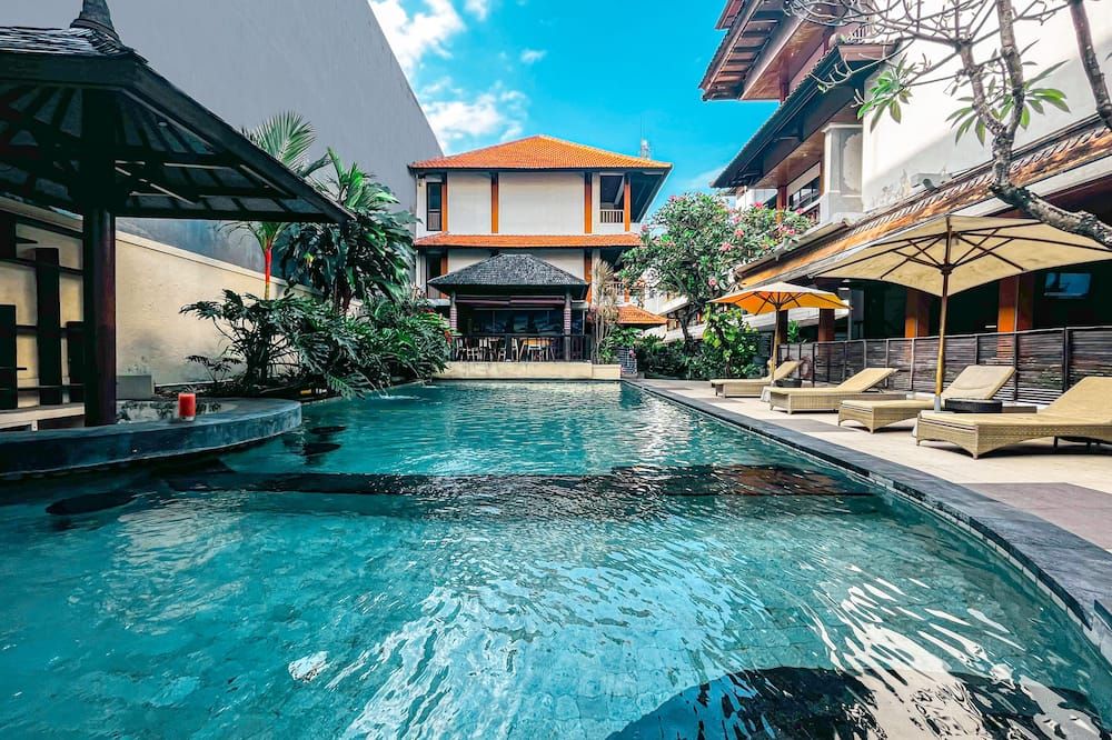 حوض السباحة