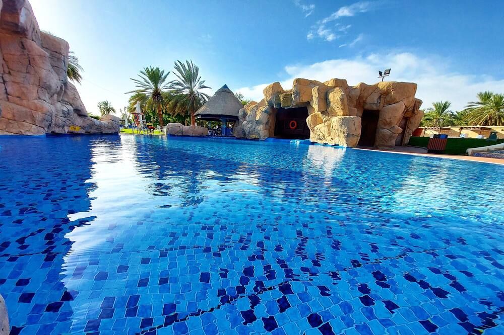 حوض السباحة