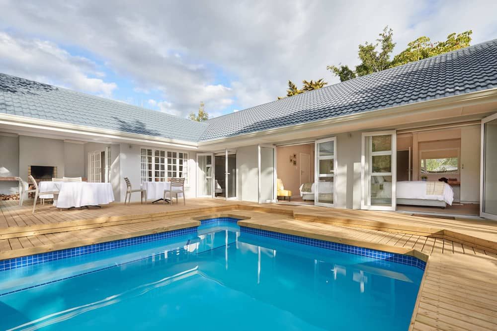 حوض السباحة