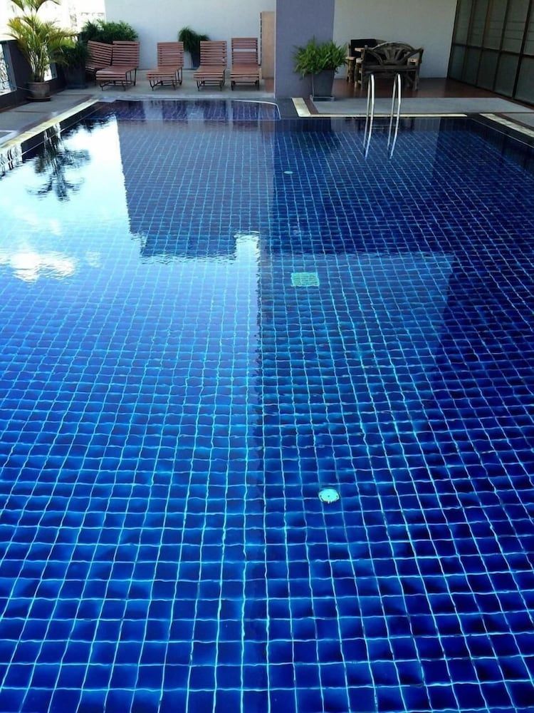 حوض السباحة