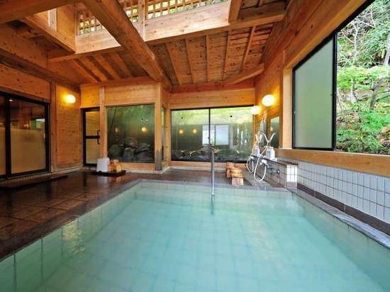 حوض السباحة